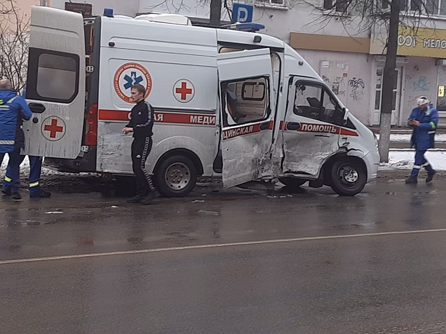 Момент жесткого ДТП со скорой в центре Дзержинска попал на видео