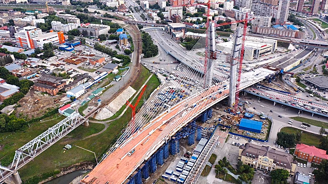 В Новосибирске на четвертом мосту через Обь смонтирована предпоследняя пара вант