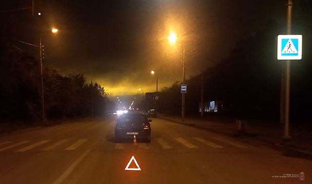 Вечером на зебре под Волгоградом иномарка сбила 23-летнюю девушку