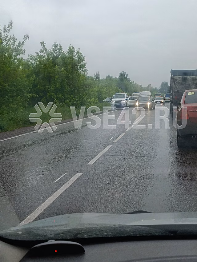 Экстренные службы прибыли к месту ДТП в Новокузнецке