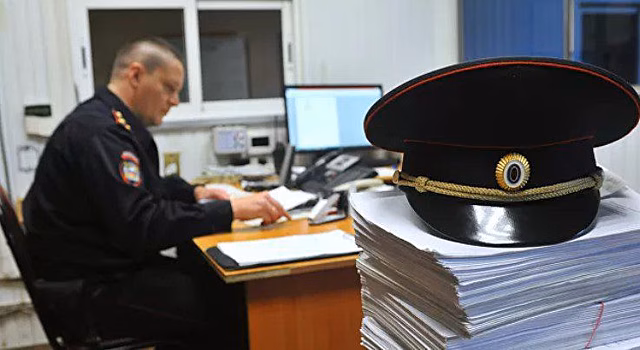 В Красноярске трое парней забросали камнями 24-летнюю девушку на Виноградовском мосту