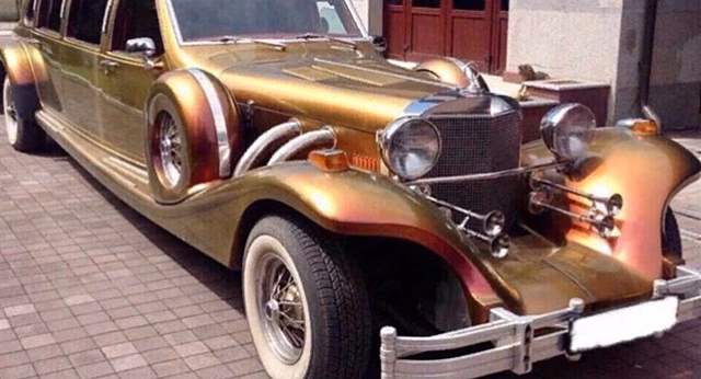 В России выставили на продажу уникальный американский автомобиль Excalibur Series V