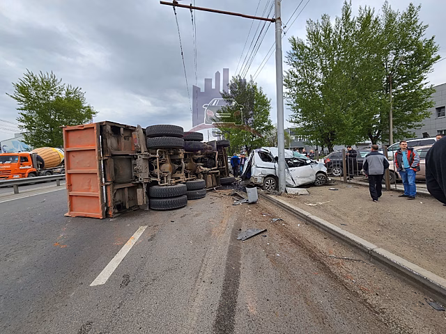 Последствия ДТП с 12 авто и КамАЗом в Красноярске попали на видео