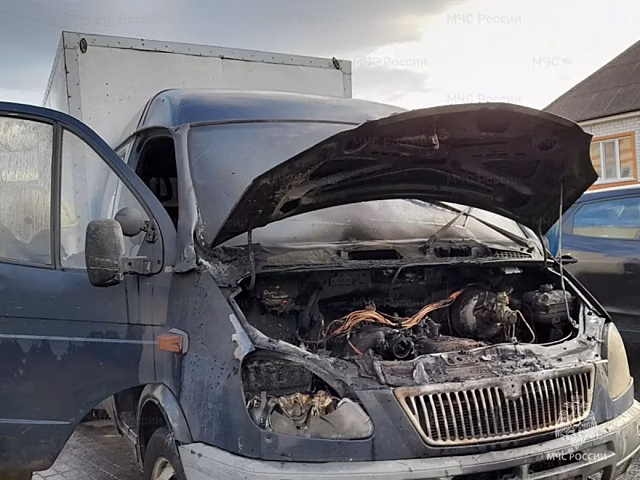 В Почепе на улице Ленина пожарные ликвидировали возгорание грузового автомобиля