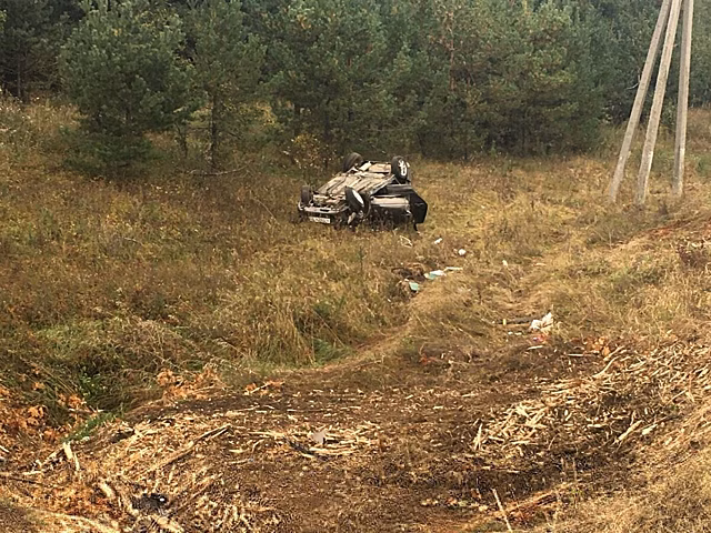 Водитель «Лады» съехал в кювет и опрокинулся на крышу под Саратовом