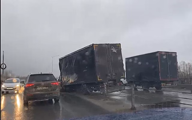На Северной окружной произошло ДТП грузовика