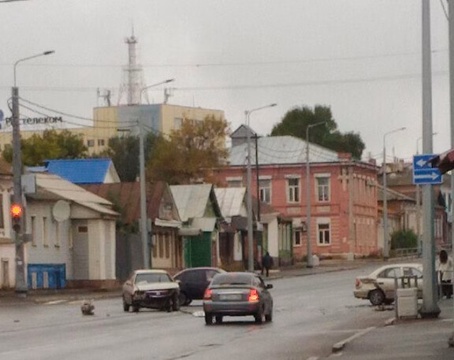 В Оренбурге на Рыбаковской ДТП: авто получили серьезные повреждения