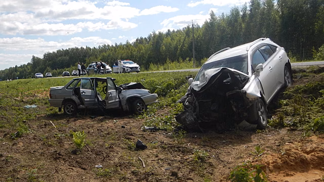 Мужчина погиб в страшной аварии под Костромой
