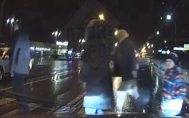 На въезде в Рязань грузовик едва не сбил шестерых пешеходов