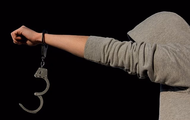 Полицейские Ясенева задержали подозреваемого в незаконном хранении психотропного вещества