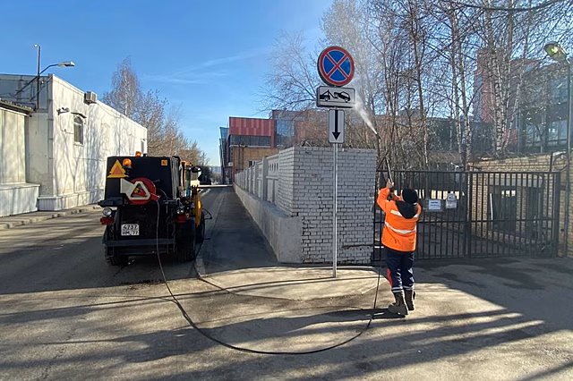 Коммунальщики промыли дорожные знаки