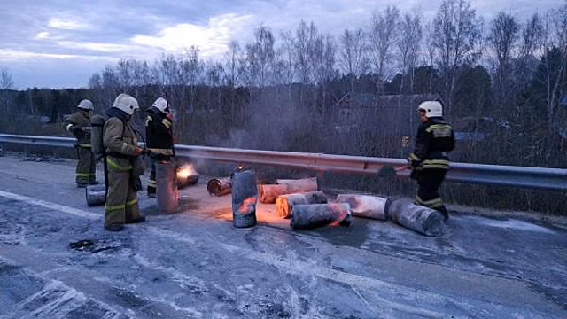 Дублер Сибирского тракта 12 часов стоит в пробке из-за ДТП с грузовиками