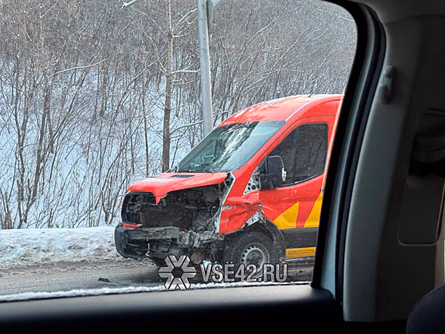 ДТП с микроавтобусом создало серьёзную пробку перед Кузнецким мостом