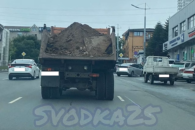 «Держите дистанцию»: неадекватный водитель напугал жителей Владивостока