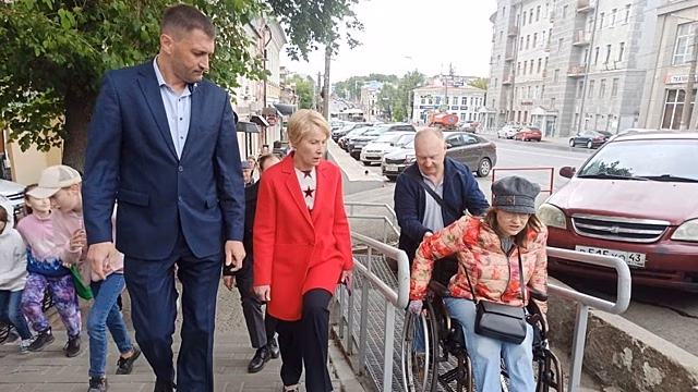 В Кирове протестировали раскритикованный урбанистами пандус на улице Ленина