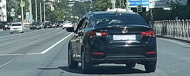 В Петербурге двое с топором разгромили Hyundai Solaris на Торжковской