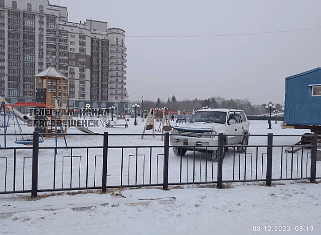 Автомобиль, припаркованный на детской площадке на набережной, вызвал возмущение благовещенцев
