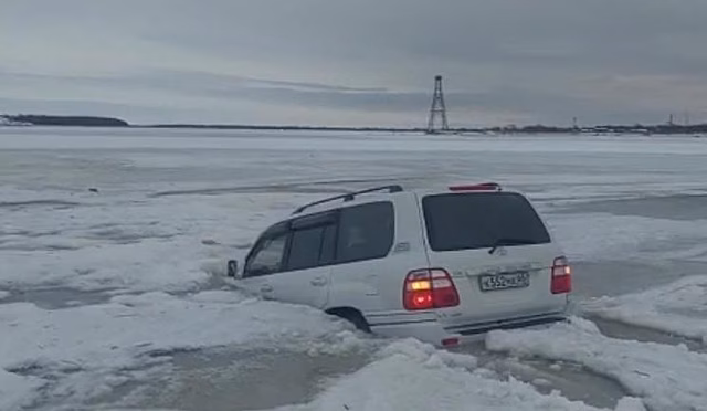 В Приморье очередной рыбак утопил свой внедорожник