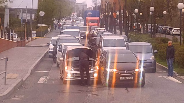 Фото: нелепая авария в центре Владивостока серьезно осложнила движение