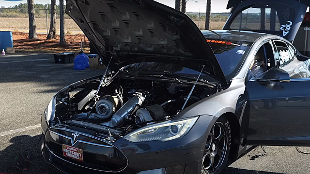 Tesla Model 3 оборудовали 9,2-литровым бензиновым V8 мощностью 1700 л.с.