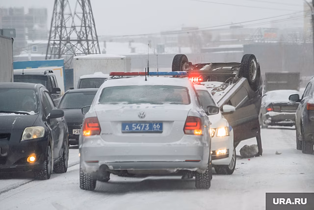 В Екатеринбурге возле БЦ «Высоцкий» образовалась пробка из-за ДТП
