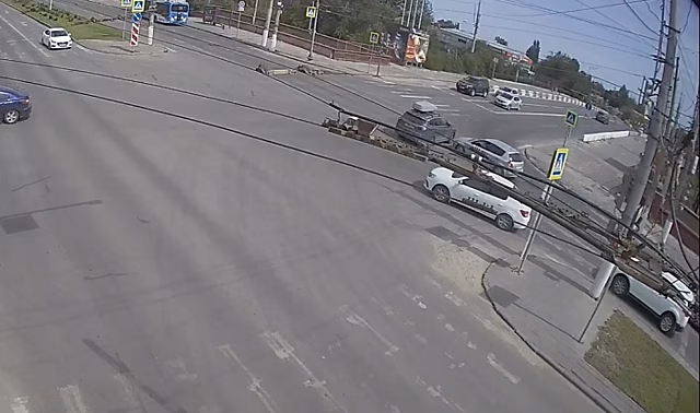 В Волгограде столкновение двух иномарок попало на видео