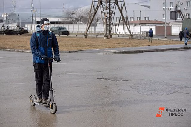 Мэр Губкинского провел объезд города на самокате
