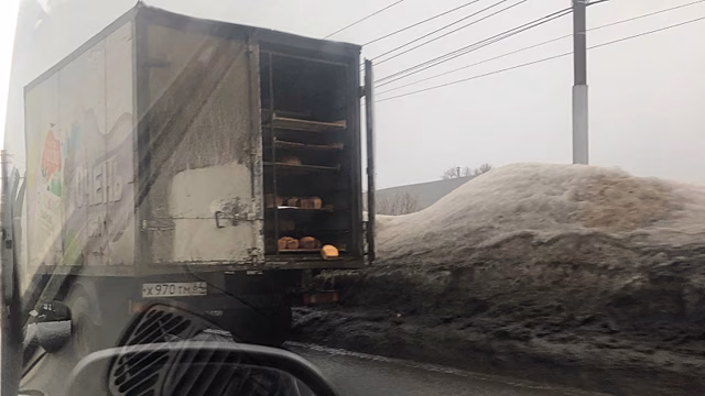 «На ходу булки вываливаются». В Саратове заметили теряющий на дороге хлеб грузвик