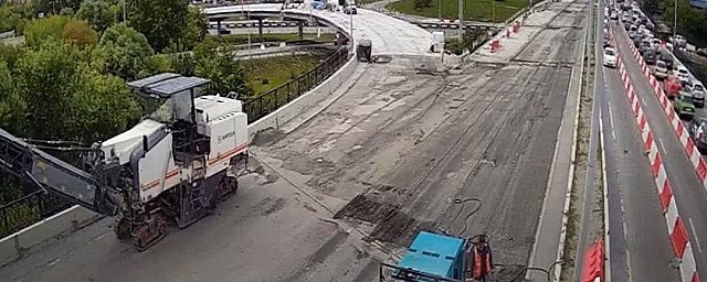 Евгения Куйвашева возмутил простой работ на мосту в Екатеринбурге рядом с автомобильной пробкой