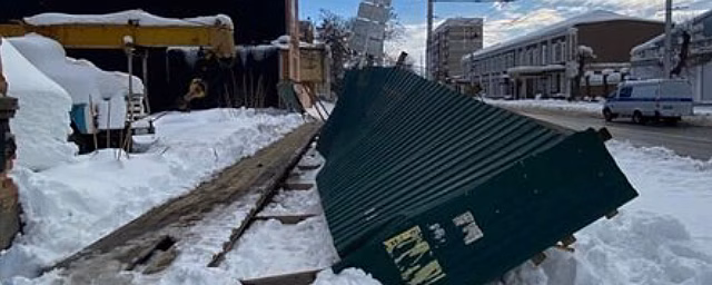 В Адыгее завели уголовное дело после падения забора на девушку