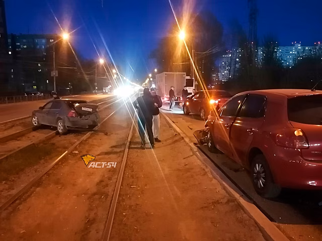 ДТП с участием двух автомобилей произошло в Новосибирске на улице Петухова