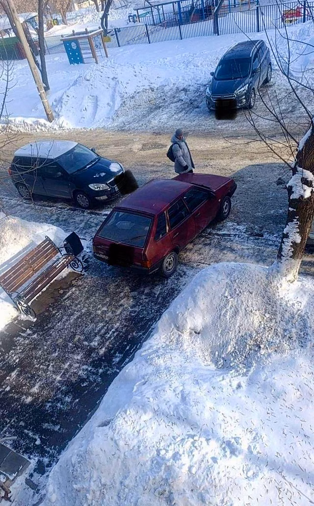 Заехал чуть ли не в подъезд: Сотрудники ГИБДД Оренбурга наказали нарушителя парковки