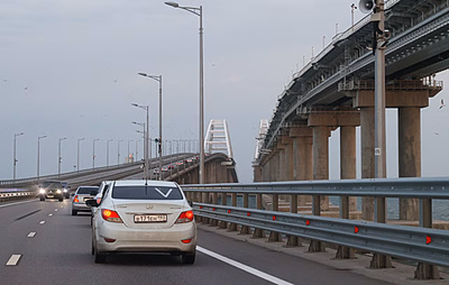 Хуснуллин сообщил, что на Крымском мосту запустили автомобильное движение по двум полосам
