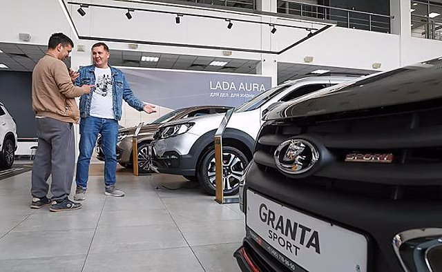 Русский парадокс: «АвтоВАЗ» вновь решил поднять цены, хотя склады забиты машинами из Тольятти