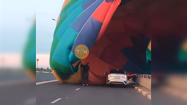 Воздушный шар накрыл автомобиль в Нижнем Новгороде