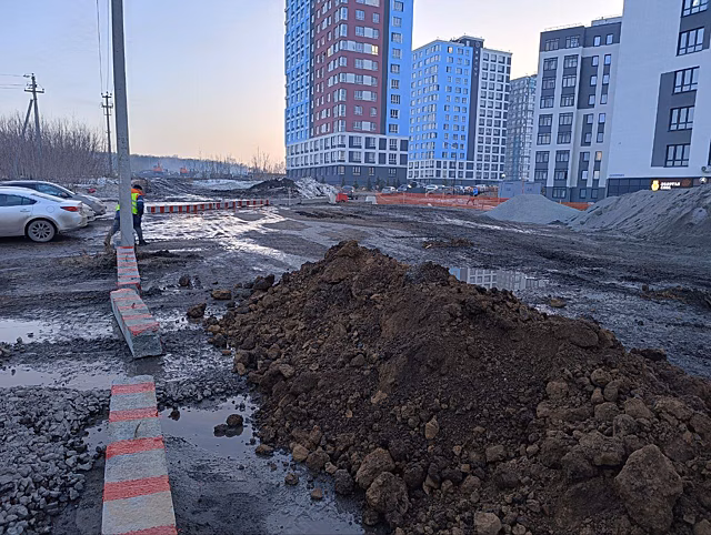 Работа автобусов изменится: дорожники начали продлевать кемеровскую улицу на полкилометра