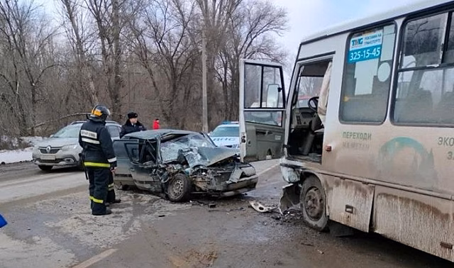 В Волгограде в ДТП с маршрутным автобусом № 79 пострадали два человека
