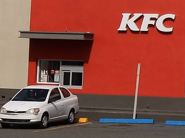 Работу KFC из-за водителя Toyota RAV4 парализовали несколько экипажей ГИБДД в Новосибирске