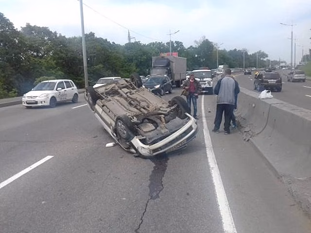 Во Владивостоке за одни сутки перевернулись два автомобиля
