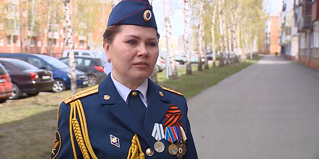 Потерявшая на параде Победы туфли кемеровская Золушка получила награду за стойкость