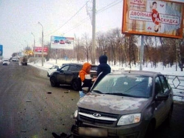 В Самаре на ул. Гагарина молодой парень на «Гранте» не пропустил иномарку