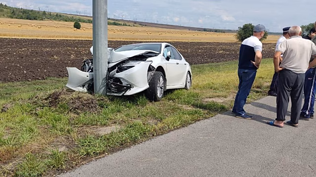 Водитель иномарки на большой скорости врезался в столб под Саратовом