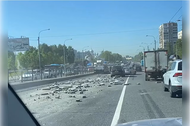 В Петербурге грузовик с бетонными блоками протаранил легковушку