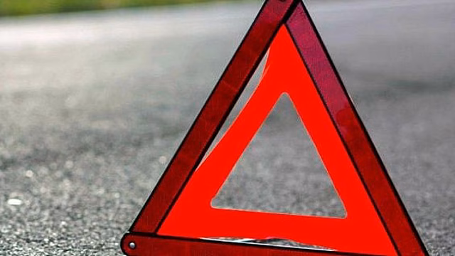 В Магадане женщина на полном ходу совершила прыжок из автомобиля на дорогу
