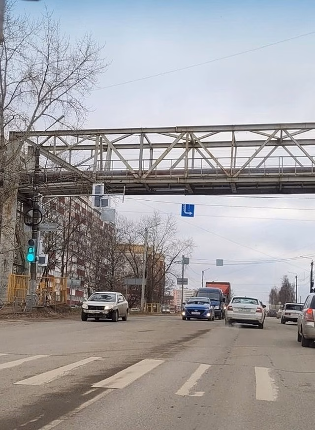 В Кирове дорожный знак повесили вверх ногами