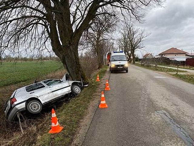 В Гурьевском районе водитель Volkswagen не справился с управлением и влетел в дерево