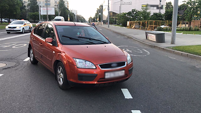 Пьяную москвичку за рулем Ford задержали после столкновения с патрульной машиной