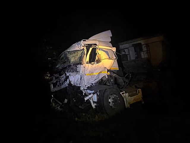 Три человека погибли в ДТП с легковушкой и "КамАЗом" под Воронежем