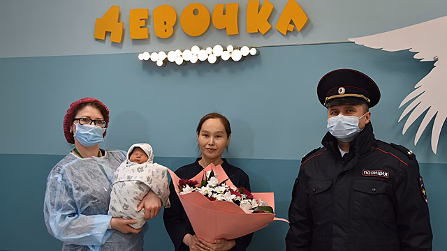 Полицейские московского метро помогли вовремя доставить беременную женщину в роддом