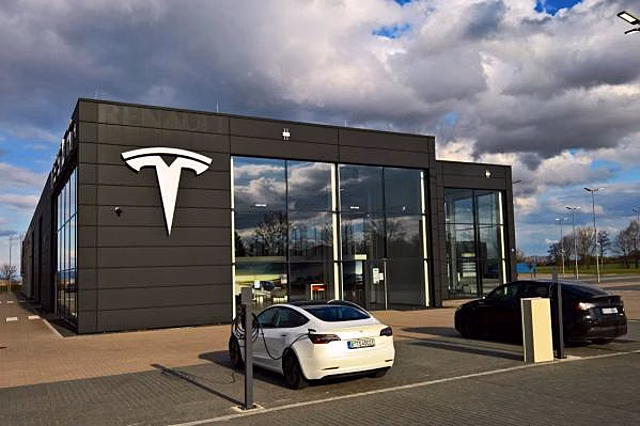Tesla отозвала почти 16 тысяч электрокаров из-за неисправности